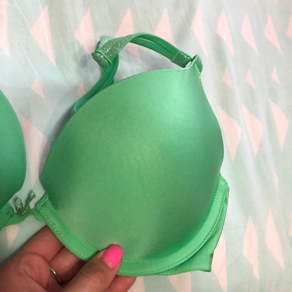 Victoria’s secret push up bra. Size: 32C
